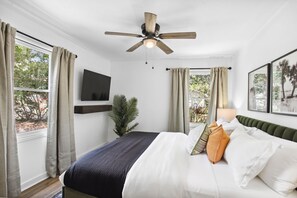 3 bedrooms, iron/ironing board, WiFi, bed sheets - 
Farmhouse Haven with Firepit, Grill, and HammocK (savannah)