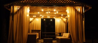 NEW CABIN! Hot Tub, Gazebo, Wraparound Deck, Sleeps 14. Drive to Hocking!