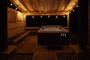 Indoor spa tub