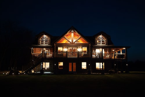 NEW CABIN! Hot Tub, Gazebo, Wraparound Deck, Sleeps 14. Drive to Hocking!