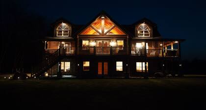 NEW CABIN! Hot Tub, Gazebo, Wraparound Deck, Sleeps 14. Drive to Hocking!