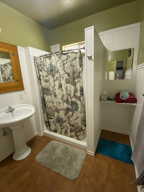 Ducha, secador de pelo, toallas, jabón