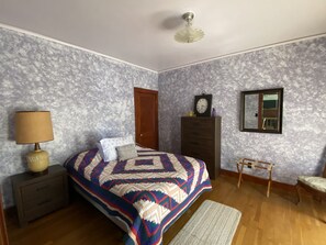 2 habitaciones, cuna de viaje y ropa de cama 