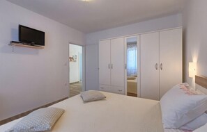 3 slaapkamers, een strijkplank/strijkijzer, reisbedje, gratis wifi