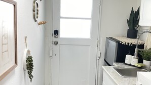Kaffetrakter/tekoker, kjøleskap, mikrobølgeovn og kokeplater