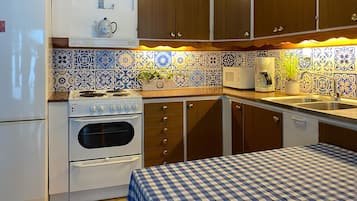 Frigorífic, placa de cuina i cafetera i tetera