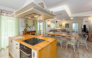 Kühlschrank, Ofen, Geschirrspüler, Wasserkocher mit Kaffee-/Teezubehör