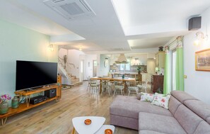 TV, fireplace, stereo - Nice home in Visnjan with private swimming pool, can be inside or outside (Visnjan)