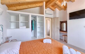 2 bedrooms, iron/ironing board, travel cot, free WiFi