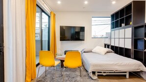 A modern bedroom with a bed, a TV, a desk, and a bookshelf. - Cozy Luxurious 1 bed Loft style in Venice Beach (Los Angeles)