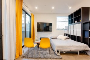 1 室のベッドルーム、デスク、アイロン / アイロン台、旅行用ベビーベッド