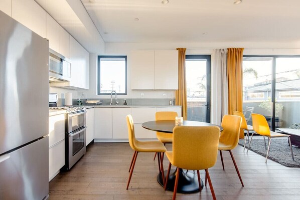 冷蔵庫、電子レンジ、オーブン、コンロ