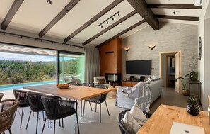 Smart-TV, Kamin, Stereoanlage