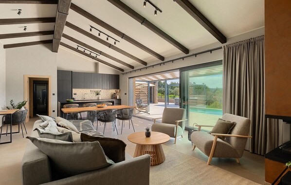 Smart-TV, Kamin, Stereoanlage