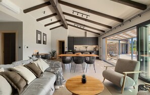 Smart TV, fireplace, stereo