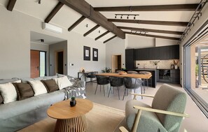 Smart-TV, Kamin, Stereoanlage