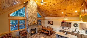 Lakefront, Hot Tub, Golf, Kayaks, ATV, Snowmobile Trails, St.Croix Casino