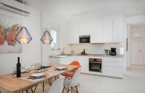 Refrigerador, horno, lavavajillas y cafetera y tetera