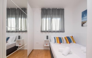 4 habitaciones, tabla de planchar con plancha y cuna de viaje