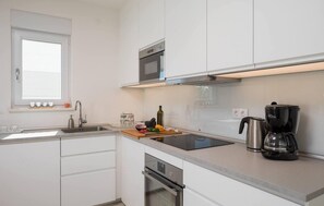 Refrigerador, horno, lavavajillas y cafetera y tetera 