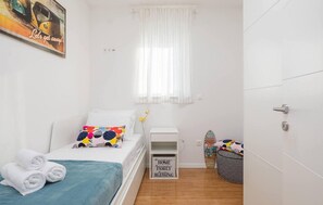 4 quartos, ferros/tábuas de passar roupa, berço de viagem