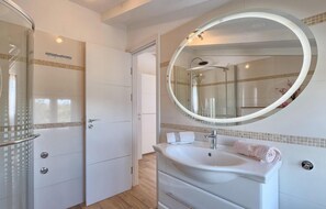 Shower, hair dryer - Pet friendly home in Rovinj (Rovinj)