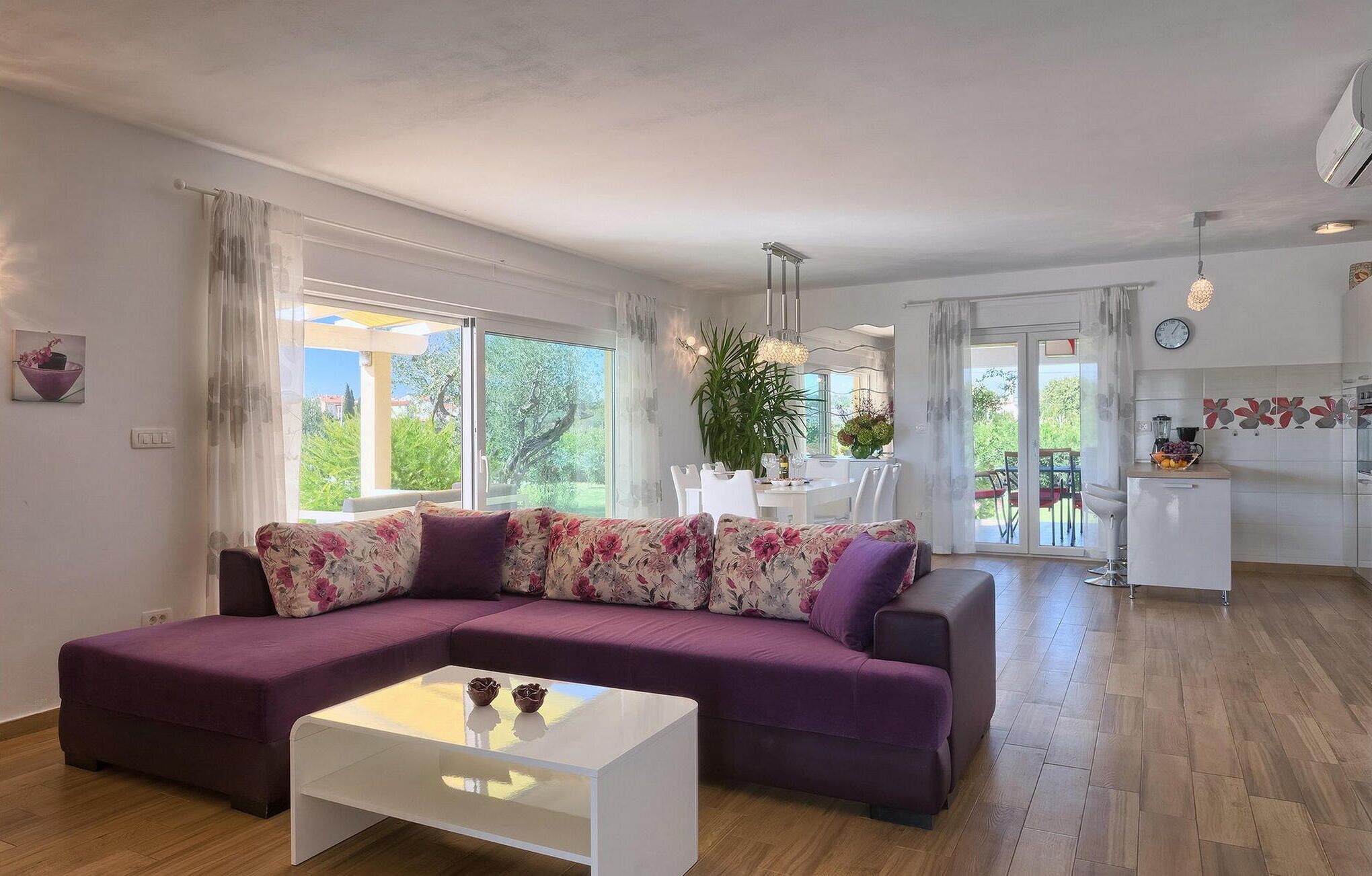 Télévision, lecteur de DVD, chaîne hi-fi