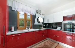 Geladeira, fogão, lava-louças, cafeteira/chaleira