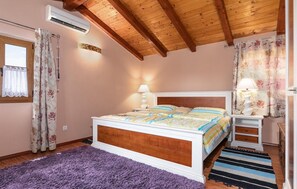 4 slaapkamers, een strijkplank/strijkijzer, reisbedje, gratis wifi