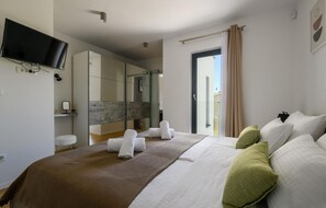 3 habitaciones, tabla de planchar con plancha y cuna de viaje 