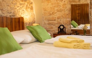 2 habitaciones, tabla de planchar con plancha y cuna de viaje 