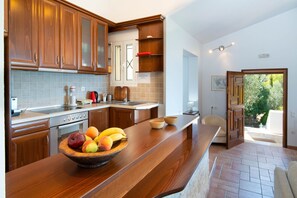 Kühlschrank, Mikrowelle, Ofen, Geschirrspüler