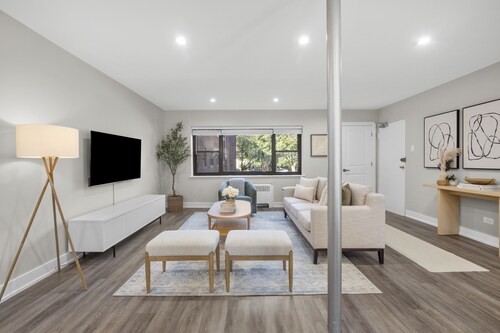 Modern Spacious New Renovation 1BR Evanston