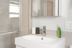 Dusche, Haartrockner, Handtücher, Seife