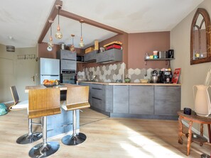 Kylskåp, mikrovågsugn, ugn och diskmaskin