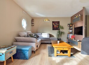 テレビ、テレビゲーム、DVD プレーヤー、書庫