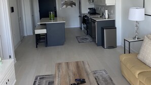 Eine moderne Wohnung mit Wohnzimmer, Küche und Essbereich.