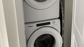 Ein kleiner Hauswirtschaftsraum mit zwei übereinander gestapelten Whirlpool Waschmaschinen.