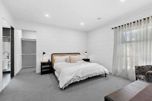 4 bedrooms, iron/ironing board, WiFi, bed sheets