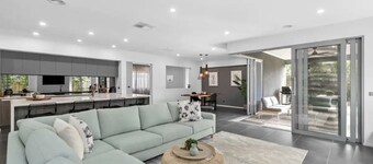 Sophisticated Abode 

Luxurious and contemporary home just 10 mins to the beach