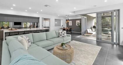 Sophisticated Abode
Luxurious and contemporary home just 10 mins to the beach
