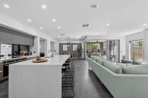 Sophisticated Abode 

Luxurious and contemporary home just 10 mins to the beach