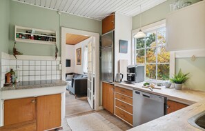 Kjøleskap, kokeplater, oppvaskmaskin og kaffetrakter/tekoker