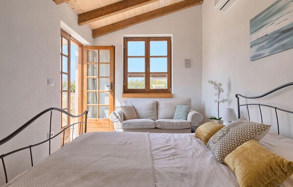 3 bedrooms, iron/ironing board, travel crib, free WiFi