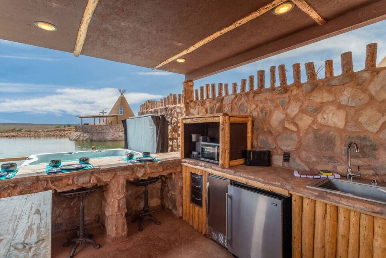 Jääkaappi, mikroaaltouuni, astianpesukone, kahvin-/teenkeitin