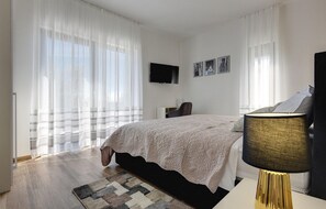 4 bedrooms, iron/ironing board, travel crib, free WiFi