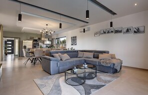 TV, fireplace, foosball - Cozy home in Pula with sauna (Pula)