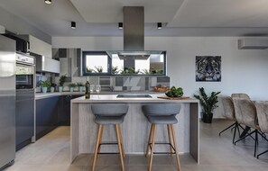 Refrigerador, microondas, horno y lavavajillas