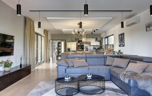 TV, fireplace, table football - Cozy home in Pula with sauna (Pula)