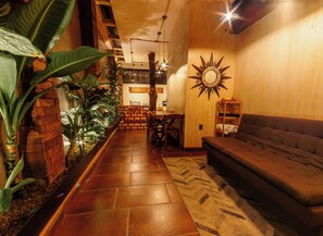 Villa – design, spabadekar, hageutsikt | Oppholdsområde | En 60-tommers smart-TV med digitale kanaler